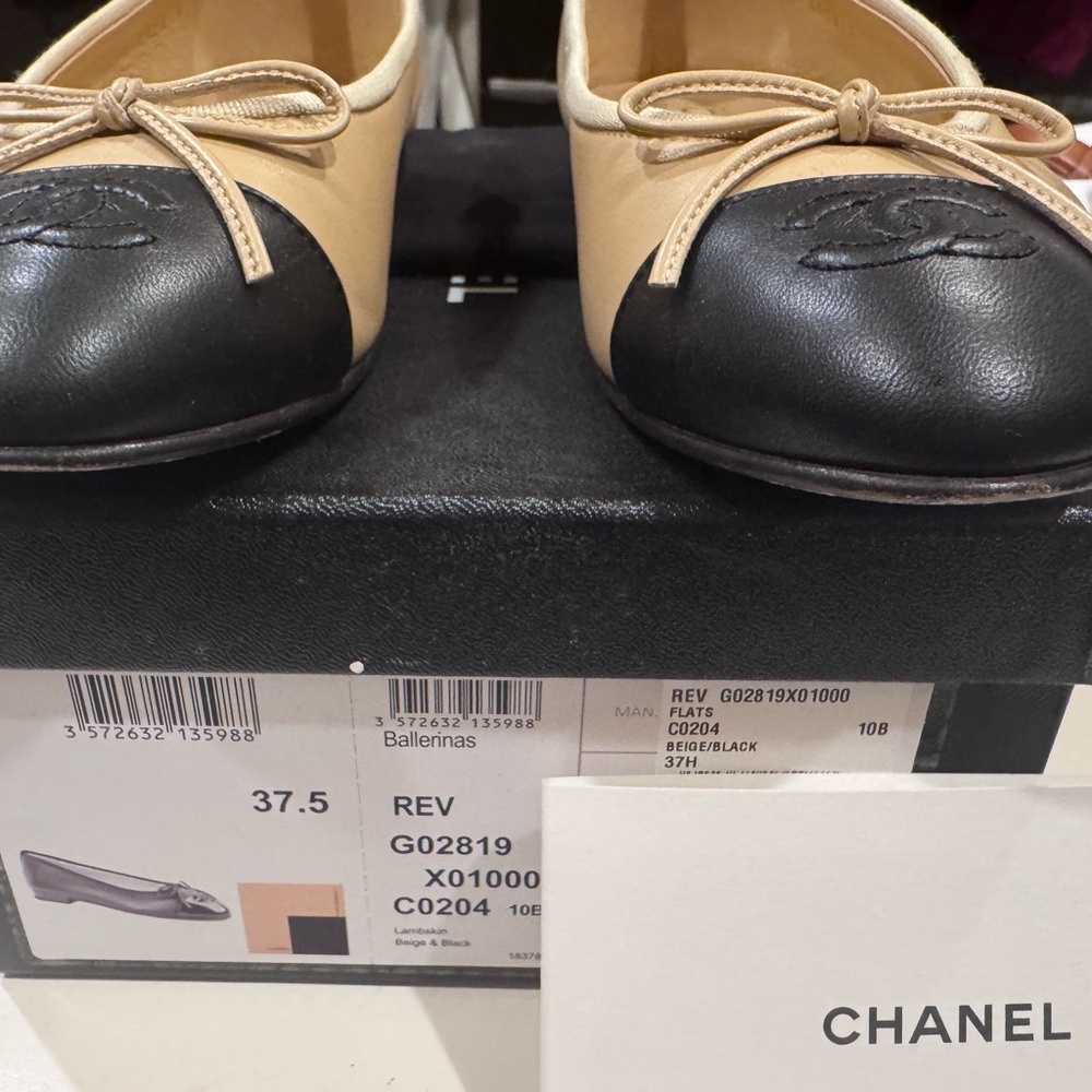 CHANEL Two-Tone Beige and Black Flats - Picture 2 of 6